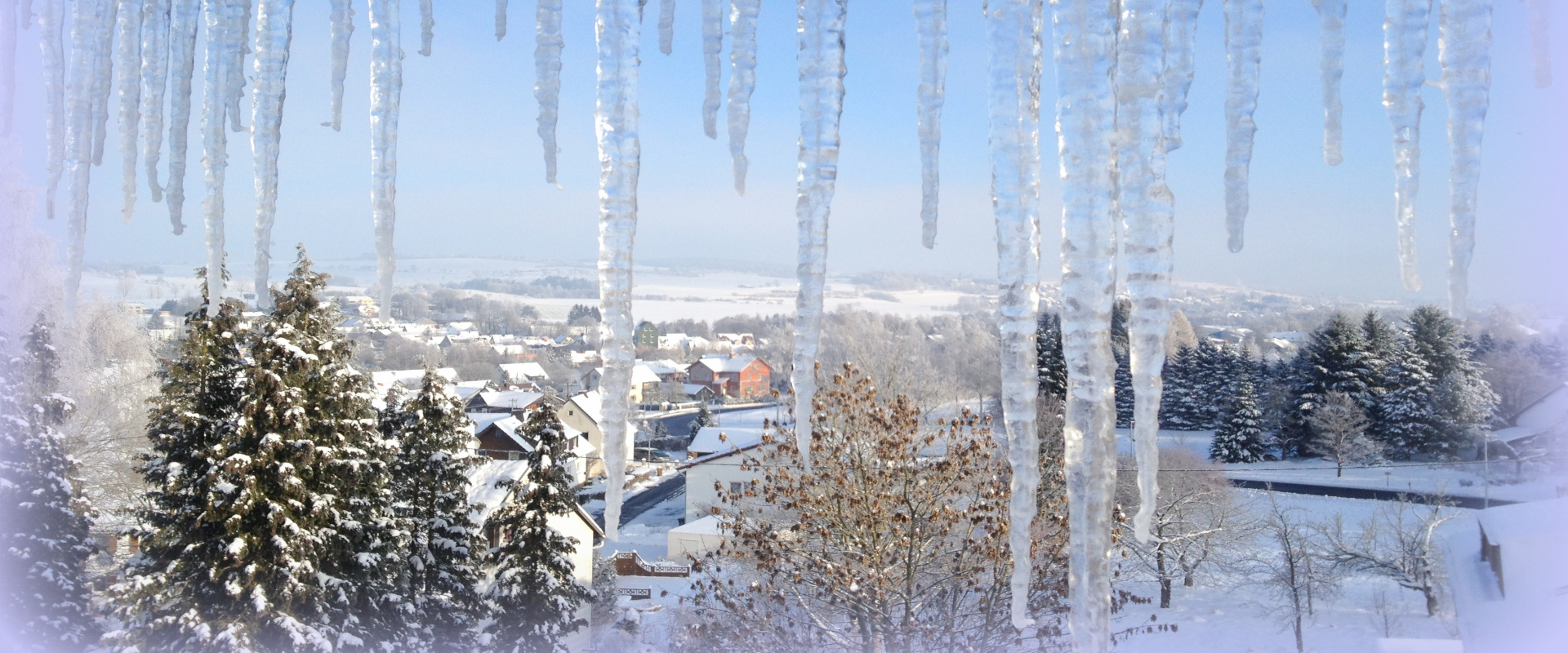 Winter vor dem Hotel